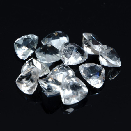 Натуральный белый Топаз триллион 4.6х4.5 - 4.9х4.8мм 0.30ct