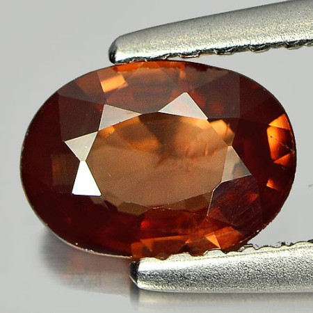 Натуральный красный Циркон овал 6.8х4.9мм 0.81ct