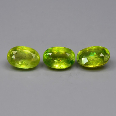 Натуральний зелений Сфен овал 6.0х4.4мм 1.00ct