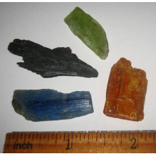 Руда натуральных Кианитов кристалл 88ct