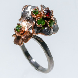 Серебряное кольцо с натуральными Хромдиопсидами и Гранатом 18р
