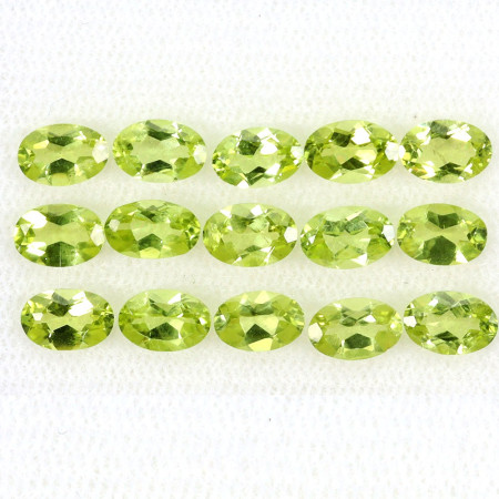 Натуральний Перидот овал 6х4мм 0.41ct