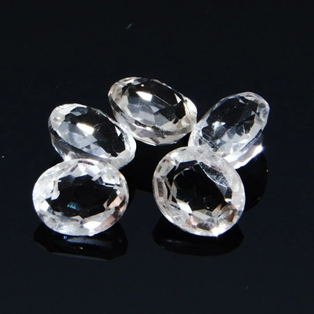 Натуральный белый Топаз овал 6.1х5.1 - 6.4х5.5мм 0.84ct