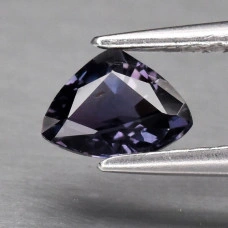 Натуральный не гретый фиолетовый Сапфир триллион 5.8х4.4мм 0.51ct