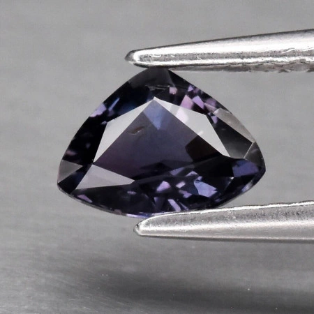 Натуральный не гретый фиолетовый Сапфир триллион 5.8х4.4мм 0.51ct