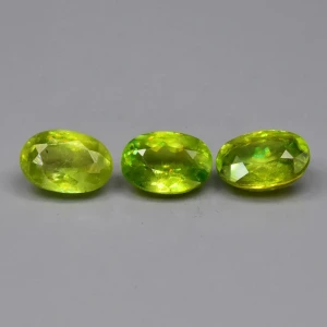 Натуральный зелёный Сфен овал 6.0х4.4мм 1.00ct Натуральный зелёный Сфен овал 6.0х4.4мм 1.00ct