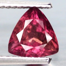 Натуральный Рубеллит триллион 6.6х6.5мм 1.06ct