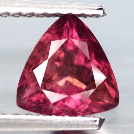 Натуральный Рубеллит триллион 6.6х6.5мм 1.06ct