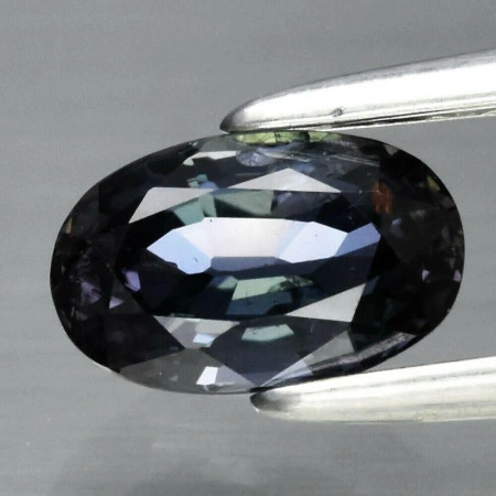 Натуральный не гретый Сапфир со сменой цвета овал 6.4x4.0мм 0.70ct
