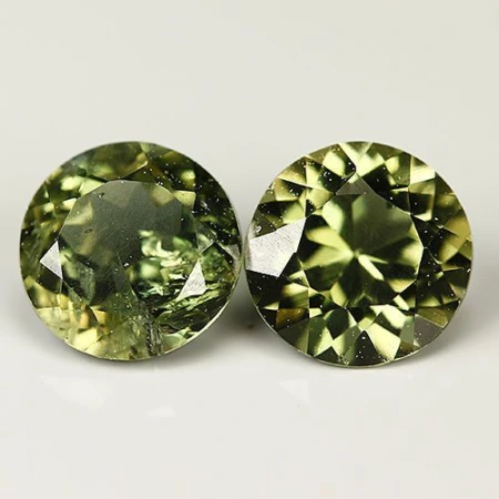 Натуральный Корнерупин круг 4.2мм 0.30ct