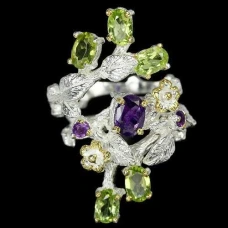 Серебряное кольцо с натуральными Аметистами и Перидотами 17.75р